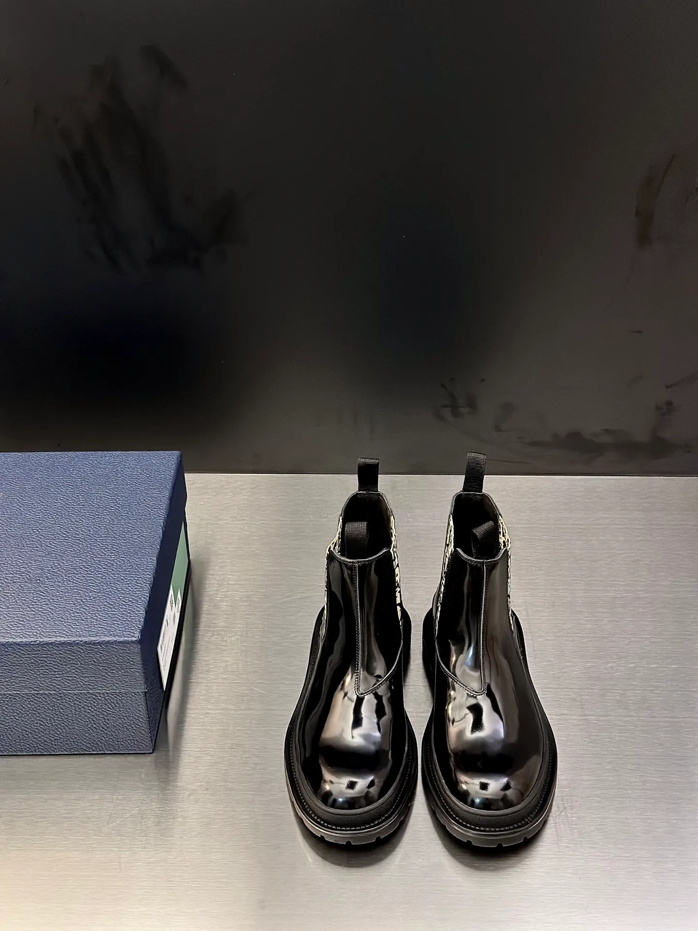 Men's shoes 💰920 Dior Dior high-top sneakers, top-quality goods produced in Dongguan, show version, leading counter trial style, Nappa cowhide material, light and breathable, soft and comfortable, easier to put on and take off, calfskin leather edging, distinctive sports style, genuine leather tongue Dior letter badge, showing the brand style, lightweight embossed pattern rubber sole, light and genuine leather feet, with original packaging Size: 39-40-41-42-43-44 (45, 46 customized) leather shoe size